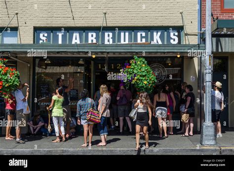 What city did starbucks open its first store in 1971 seattle | The Fact Base