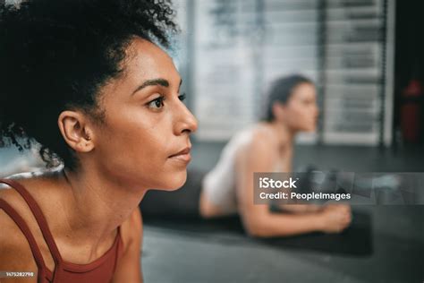 Foto De Mulher Negra Foco Na Academia E Exercício De Prancha De Uma