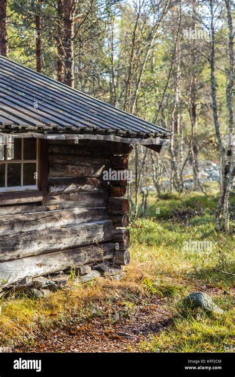 Schöne traditionelle norwegische Haus im Wald bunte Herbstlandschaft