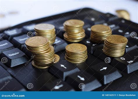 Monedas De Oro En El Teclado Concepto Del Negocio Foto Editorial