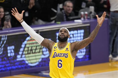 Lebron James Becomes The First Nba Player In History To Score 40 000