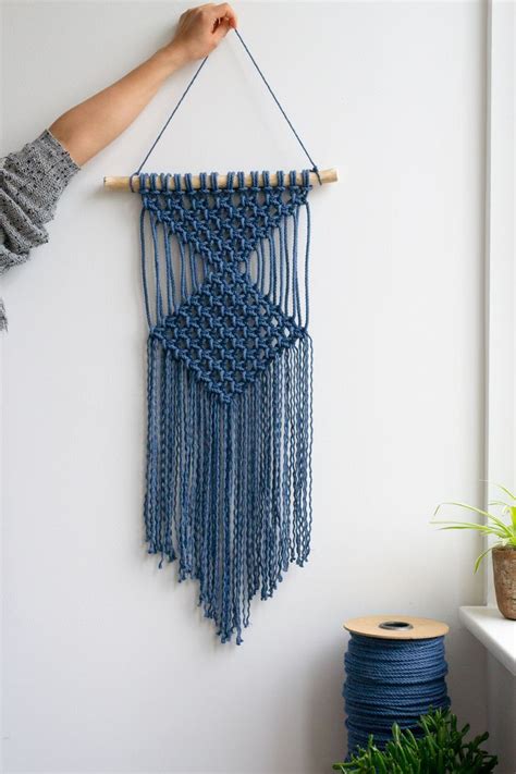 Blue Macrame Wall Hanging In A Diamond Pattern Diy Colgante De Pared