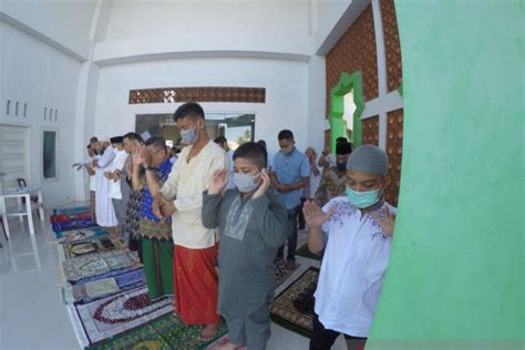 Dengan Protokol Sejumlah Masjid Di Padang Adakan Shalat Idul Fitri