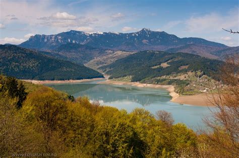 Lacul Izvorul Muntelui Judeţul Neamţ şi Munţii Ceahlău România