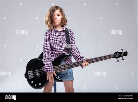 Chica tocando la guitarra electrica fotografías e imágenes de alta