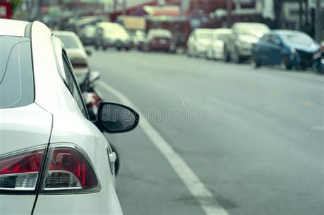 Luxo De Carro Branco Parado Na Estrada Ao Lado Do Asfalto Foto De