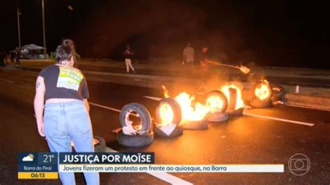 Manifestantes Fazem Protesto Em Frente Ao Quiosque Tropic Lia Onde