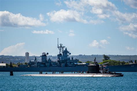 USS Missouri battleship and submarine - photo - HomemadeTools.net