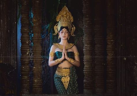 Queen Of Naga Beautiful Cambodian Women In Naga Costume Amazing