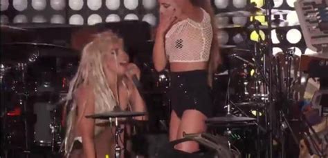 Lady Gaga Se Fait Vomir Dessus En Concert Tuxboard