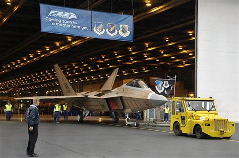 De ce SUA nu mai sunt dispuse să reia producția de F 22 Raptor