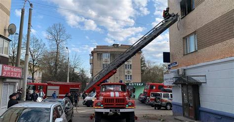 Новости Ровно во время пожара в многоэтажке женщина выпрыгнула из окна