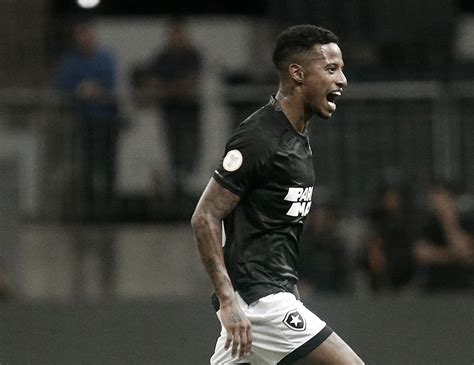 Tchê Tchê comemora gol marcado na vitória do Botafogo A gente vem