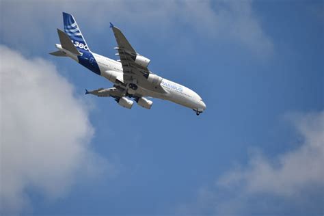 巨体を軽やかに揺らすエアバスa380 写真特集・ファンボロー2014展示飛行（1）