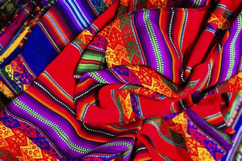 Pin de Pom Graphic Design em Peruvian Textiles