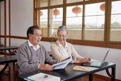 在课堂上交流的老年人高清图片下载 正版图片502382330 摄图网