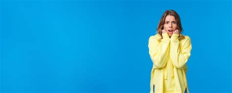 Timide Et Effrayée Jeune Fille Idiote Blonde Entendre Une Histoire D horreur Effrayante