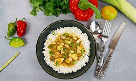 Poulet Au Curry Vert Et Lait De Coco Avec Du Riz Du Poireau Et Des