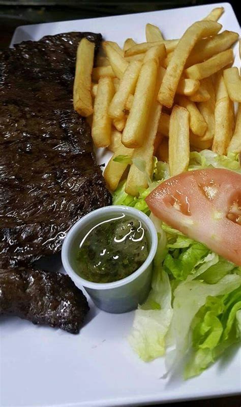 Churrasco Con Papas Fritas Y Ensalada De Tomate Y Pechuga Chuletas