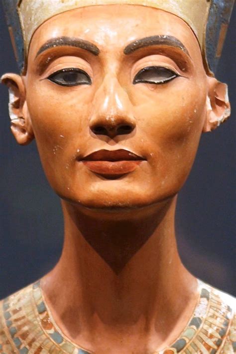 El busto de Nefertiti la reina más bella de Egipto