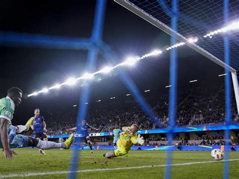 Ebobisse Rallies Earthquakes To 3 2 Victory Over Sounders