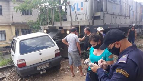 Carro é atingido por trem no bairro Vista Alegre em Barra Mansa veja o