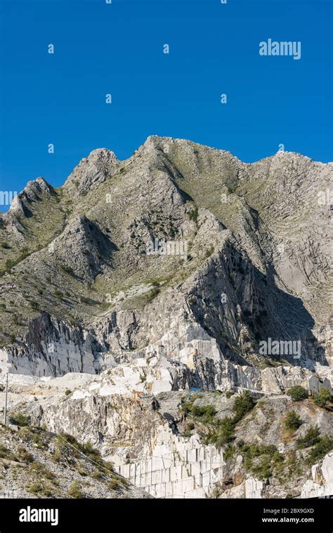 Canteras famosas de mármol blanco Carrara en los Alpes Apuanos Toscana