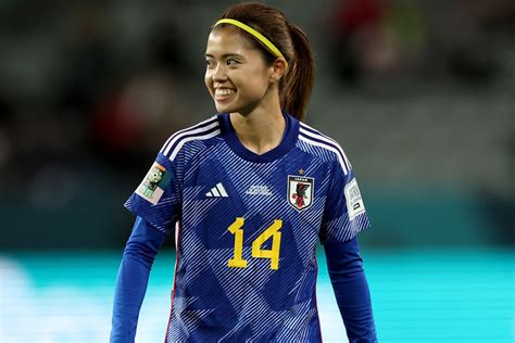 なでしこ長谷川唯がスペインのユニフォーム姿に 対戦mfとのシャツ交換に脚光「u 17w杯決勝以来なのかな？」「エモい」 フットボールゾーン