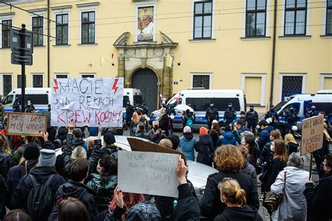 Polonia Continuano Le Proteste Contro Il Divieto All Aborto Nanopress