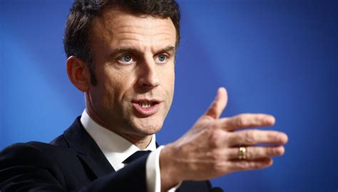 Il Video Di Emmanuel Macron Che Si Toglie Lorologio Costoso Durante L