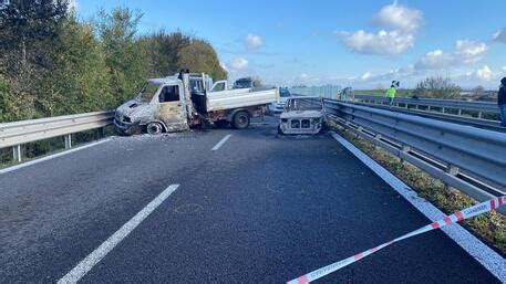 Rapina Con Sparatoria Ad Un Furgone Portavalori In Sardegna Sardegna