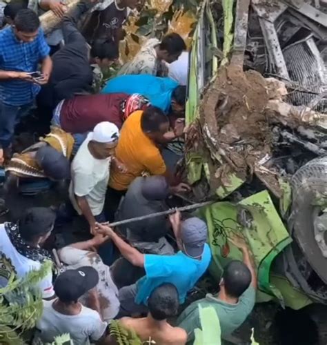 Truk CPO Terjun Ke Jurang Diduga Rem Blong