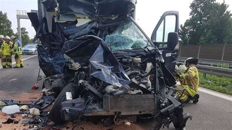 FOTOS Mannheim Sandhofen Schwerer Unfall Auf A6 Lkw Kracht In Stau