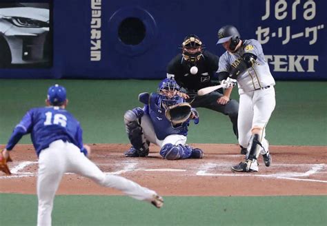 ＜中・神（20）＞ 8回2死二、三塁、阪神・大山は中前に勝ち越しの2点適時打を放つ（投手・又吉）（撮影・大森 寛明） ― スポニチ