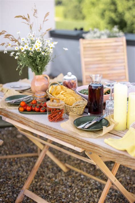 Mesa De Madera Muy Bien Servida Con Comida Y Platos Al Aire Libre De