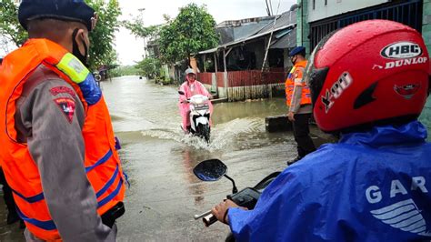 Cuaca Ekstrem Tim SAR Batalyon A Pelopor Pantau Lokasi Rawan Banjir Di