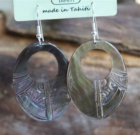 Boucles D Oreilles Ovales En Nacre De Tahiti Sign Wo Ta Prokop