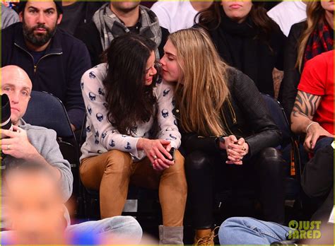 Photo Cara Delevingne Michelle Rodriguez Go In For Kiss At Knicks Game