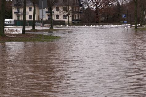 Hochwasserwarnung In Sachsen Lage In Chemnitz Entspannt Sich Leicht