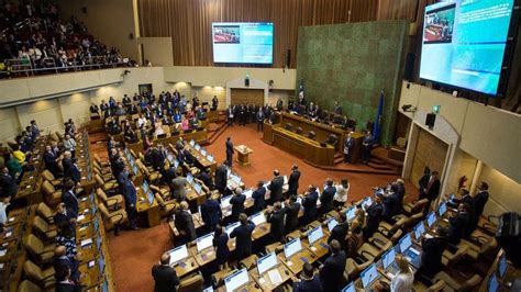 Diputados de Chile votan ley que convierte la protesta en delito : r ...