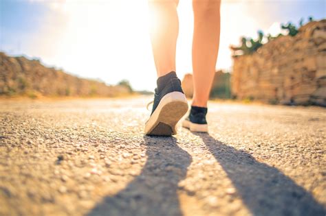 Mujer Caminando Por El Camino Bajo El Sol · Fotos De Stock Gratuitas