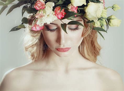 Muchacha Con Una Guirnalda De Flores En Su Cabeza En El Fondo Blanco