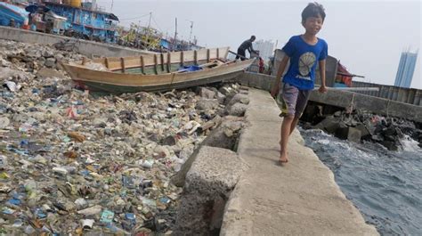 Sampah Plastik Menumpuk di Laut Pesisir Jakarta