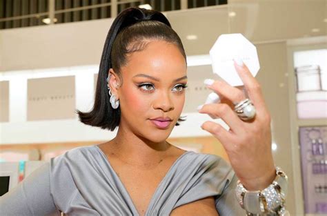 Rihanna Shows Off New Fenty Beauty Hella Thicc Mascara