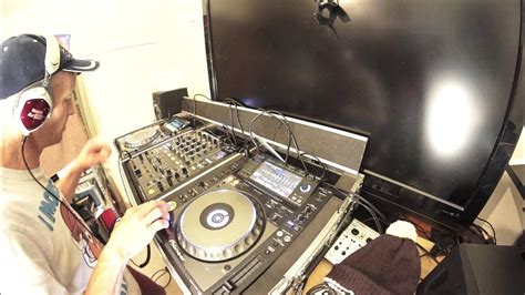 Dj Lesson On Mixing In Key To Keep The Flow Of The Mix By Ellaskins The Dj Tutor Youtube