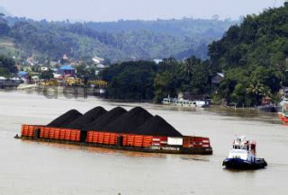 kapal tug boat menarik kapal tongkang pengangkut batubara - DATATEMPO