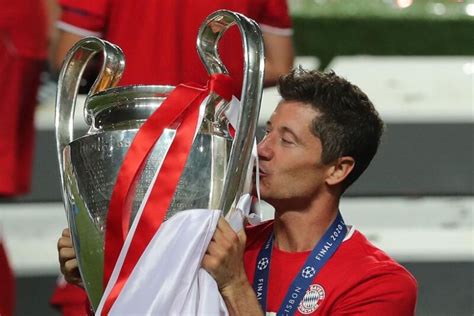 Lewandowski Wins Uefa Mens Player Of The Year Award