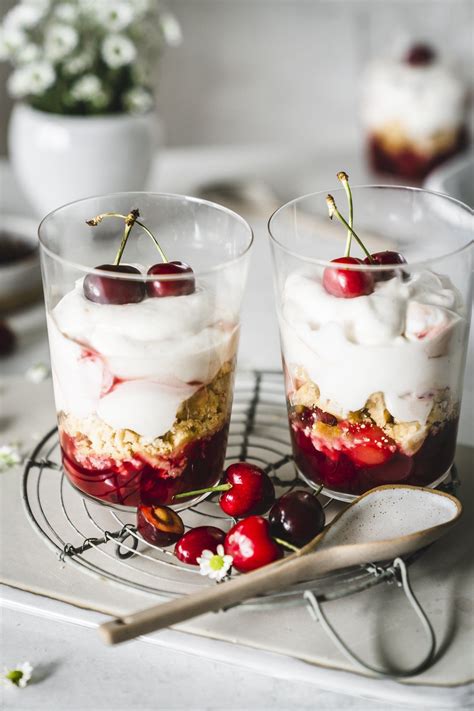 Unser herrlich cremiges Kirsch Dessert im Glas ist genau richtig für