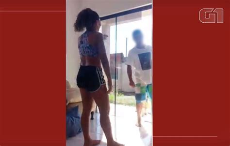 Vídeo Mulher reage tapas e chutes após homem invadir casa e tentar