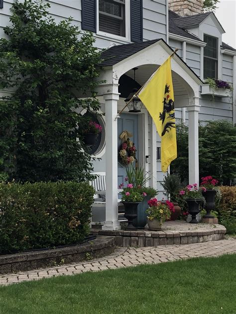 Flemish flag I found in Illinois : r/vexillology